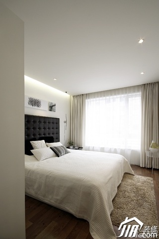 简约风格二居室大气米色豪华型卧室飘窗床图片