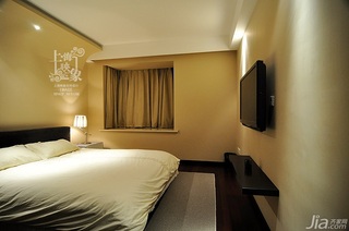 美式风格二居室大气米色富裕型卧室飘窗床效果图