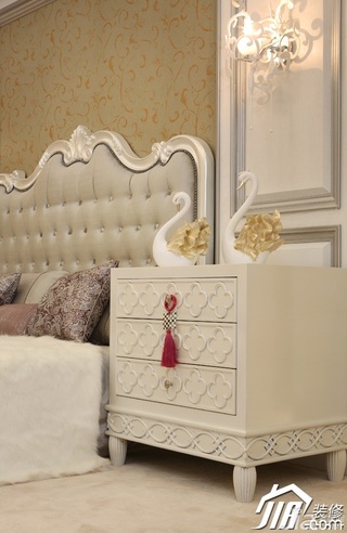 欧式风格三居室大气白色富裕型120平米卧室床效果图