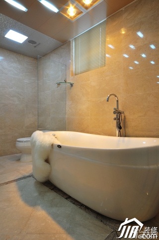 欧式风格四房大气白色富裕型浴缸图片