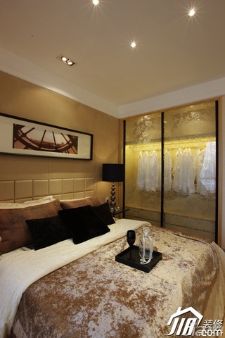 混搭风格三居室大气暖色调富裕型80平米卧室床图片