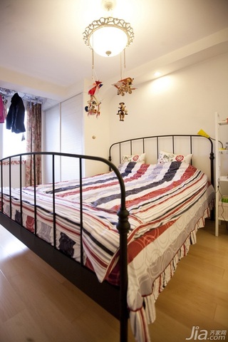 地中海风格二居室时尚白色富裕型卧室床效果图