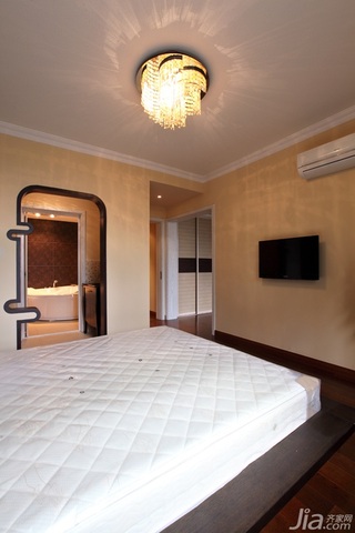 宜家风格二居室稳重原木色豪华型卧室床效果图