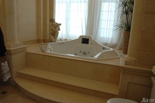 欧式风格别墅奢华白色富裕型浴缸效果图
