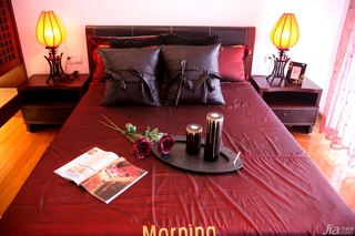 混搭风格公寓稳重褐色豪华型卧室床图片