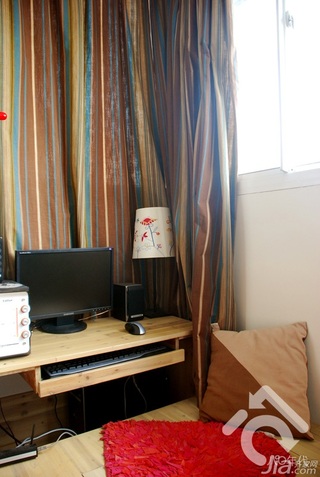 田园风格小户型可爱暖色调经济型40平米电脑桌图片