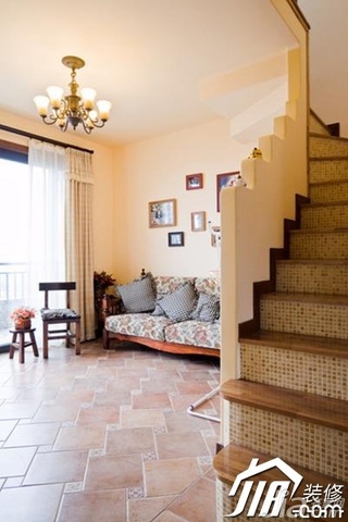 地中海风格别墅温馨暖色调富裕型140平米以上客厅楼梯灯具图片