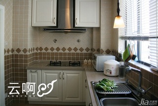 美式乡村风格三居室温馨米色富裕型厨房橱柜图片
