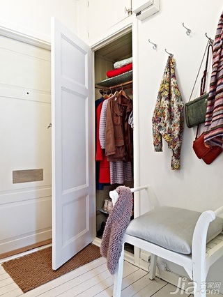 北欧风格小户型白色经济型玄关衣柜安装图