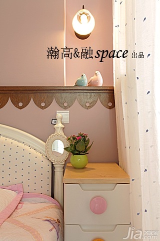 宜家风格二居室温馨原木色富裕型卧室床头柜图片
