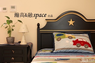 宜家风格二居室温馨原木色富裕型卧室床效果图