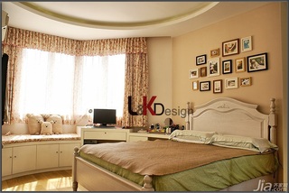 宜家风格小户型温馨暖色调富裕型卧室照片墙床效果图
