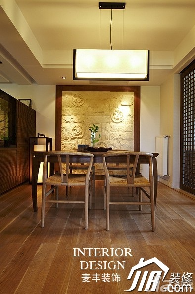 公寓装修,120平米装修,富裕型装修,日式风格,餐厅,灯具,餐桌,餐厅背景墙