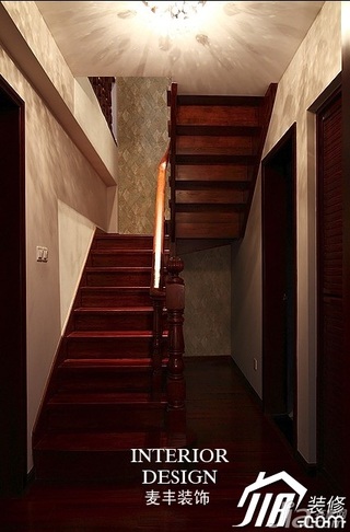 美式风格公寓原木色富裕型楼梯设计图