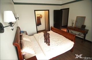 混搭风格公寓温馨原木色富裕型卧室床图片