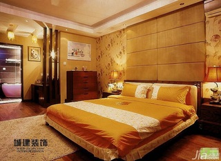 三居室温馨富裕型卧室床图片