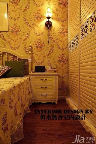 美式乡村风格公寓温馨暖色调110平米卧室床头柜效果图
