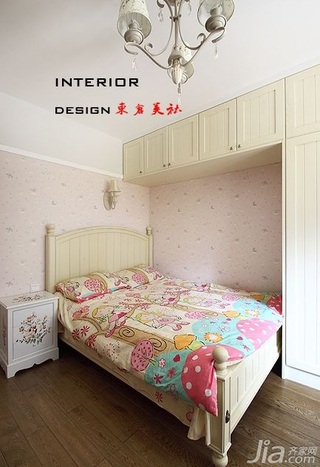 简约风格二居室时尚富裕型卧室床图片