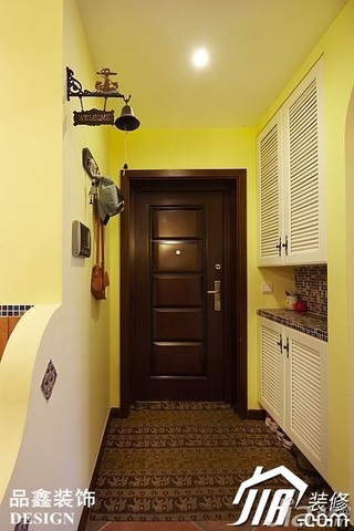 地中海风格三居室暖色调130平米玄关鞋柜效果图