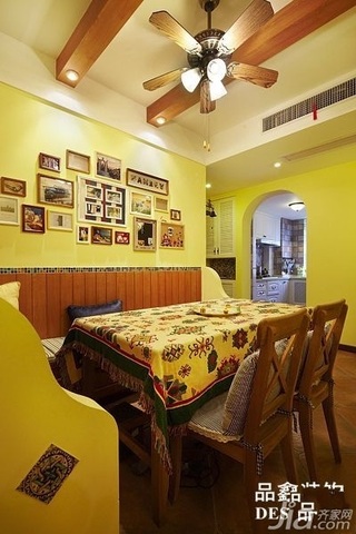 地中海风格三居室暖色调130平米餐厅餐厅背景墙餐桌效果图
