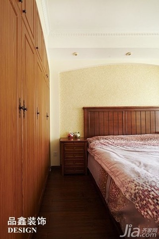 地中海风格三居室暖色调130平米卧室床效果图