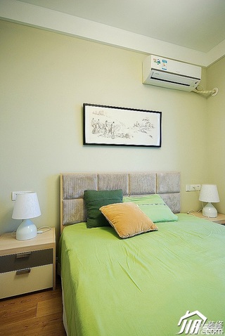 简约风格三居室绿色富裕型卧室床图片