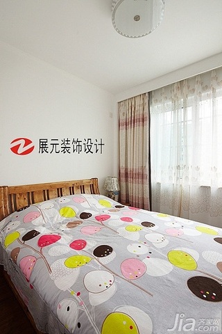 简约风格二居室温馨原木色富裕型卧室床图片