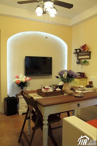 二居室温馨暖色调富裕型60平米客厅餐桌效果图