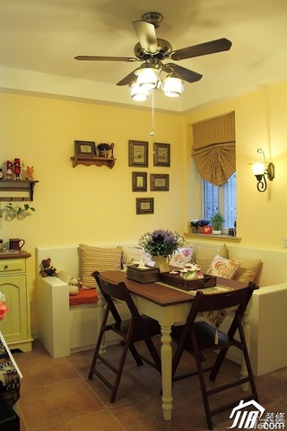 二居室温馨暖色调富裕型60平米客厅背景墙餐桌效果图