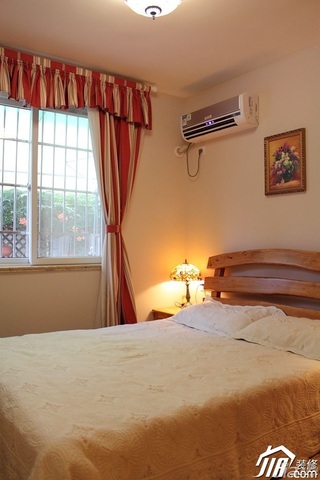 二居室温馨暖色调富裕型60平米卧室床图片