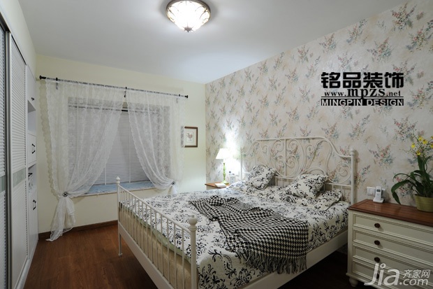 三居室装修,经济型装修,简约风格,壁纸,窗帘,飘窗,床头柜,床,卧室