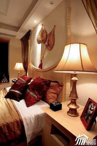 混搭风格二居室温馨原木色豪华型卧室卧室背景墙灯具图片