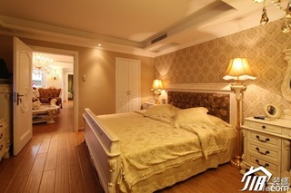 欧式风格二居室温馨豪华型80平米卧室床图片