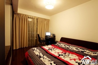 简约风格二居室温馨褐色富裕型卧室床图片