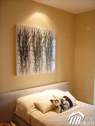 简约风格二居室温馨米色富裕型卧室床效果图