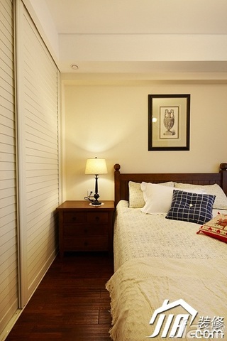 美式风格四房温馨富裕型140平米以上卧室卧室背景墙床头柜图片
