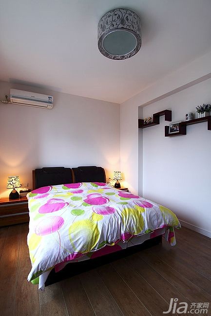 三居室装修,富裕型装修,简约风格,卧室,简洁,床,床头柜,灯具