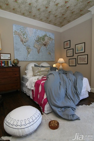 美式风格三居室富裕型卧室照片墙床效果图