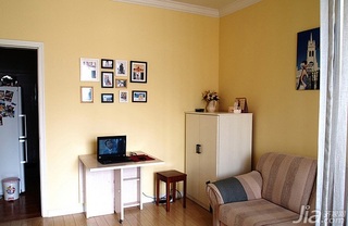 简约风格小户型经济型客厅照片墙沙发婚房家装图片
