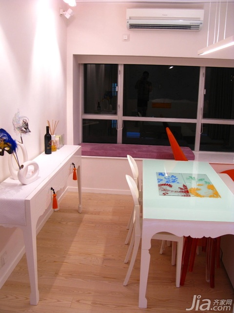公寓装修,50平米装修,经济型装修,简约风格,海外家居,客厅,餐桌,飘窗

