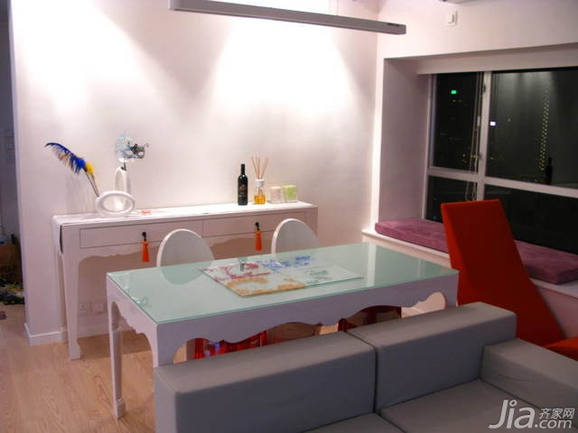 公寓装修,50平米装修,经济型装修,简约风格,海外家居,客厅,餐桌,飘窗

