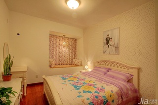 田园风格三居室5-10万80平米卧室背景墙壁纸效果图