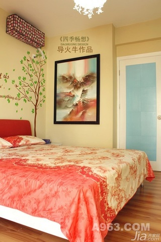 混搭风格复式温馨黄色富裕型90平米卧室照片墙床婚房家装图