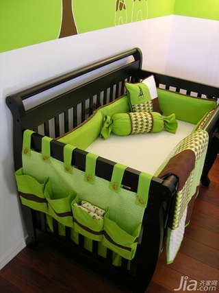 小户型绿色儿童房婴儿床图片