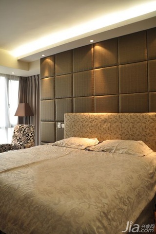 混搭风格二居室富裕型卧室床效果图