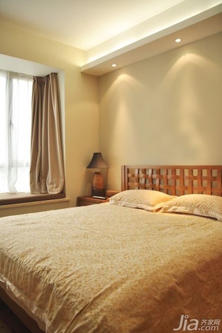 混搭风格二居室原木色富裕型卧室床效果图