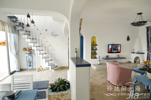地中海风格,复式装修,10-15万装修,110平米装修,非空,客厅,沙发,楼梯