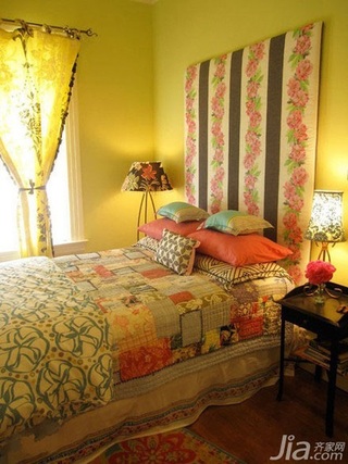 混搭风格温馨黄色富裕型110平米卧室卧室背景墙床图片