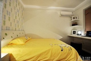 简约风格二居室富裕型卧室卧室背景墙床图片