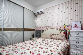 简约风格三居室富裕型70平米卧室床图片